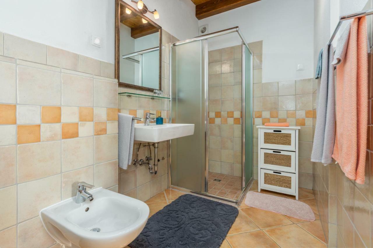 Dvor Strica Grge Apartman Kaštelir Kültér fotó