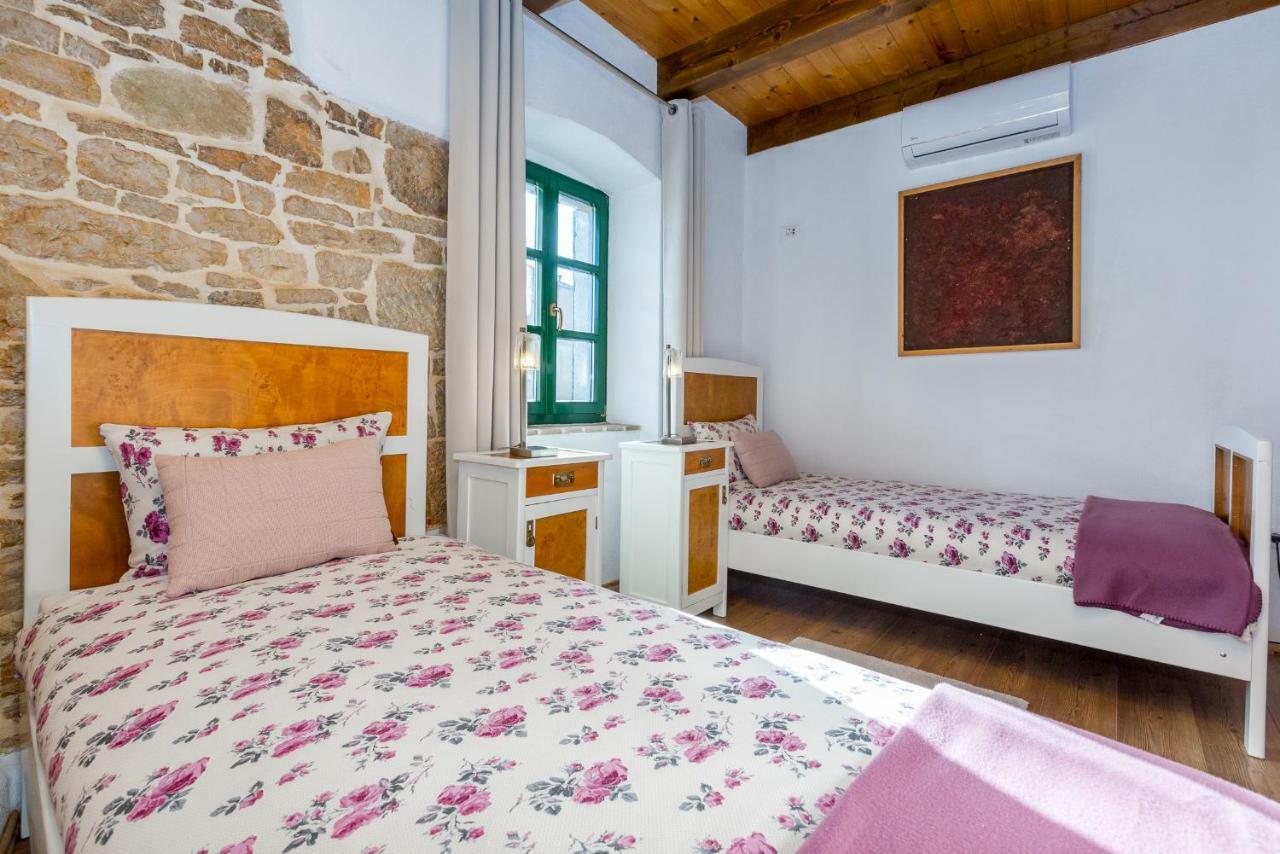 Dvor Strica Grge Apartman Kaštelir Kültér fotó