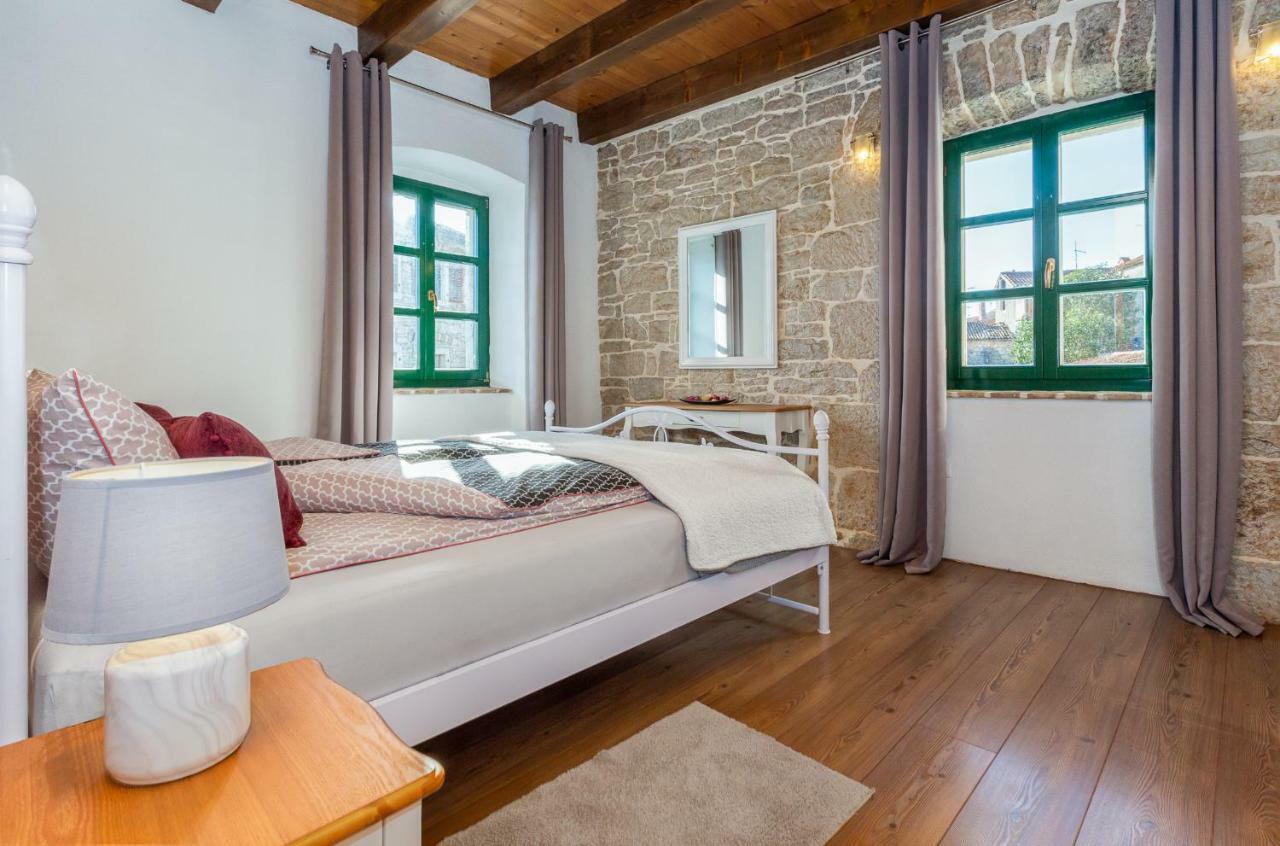 Dvor Strica Grge Apartman Kaštelir Kültér fotó